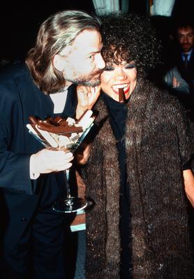 Eartha Kitt, amerikanische Schauspielerin und Sängerin, probiert Schokoladenprinten von Süßwaren-Unternehmer Hermann Büh-stock-foto