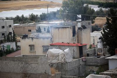 Israeli military vehicles and bulldozers surround a Palestinian house in the town of Tammun during an Israeli army raid in Tubas-stock-foto