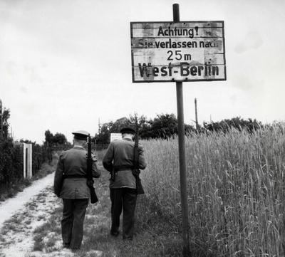 Am 7. Oktober 1959: 10 Jahre Sowjetzone Original-Bildunterschrift: Am 7. Oktober 1959: 10 Jahre Sowjetzone - Auf Wunsch-stock-foto