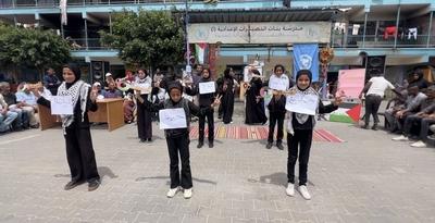 Palestinians attend an event marking the 77th anniversary of the Nakba at Al-Jaouni School, which houses displaced persons-stock-foto