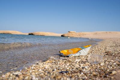 Themenbild - Strand mit Muell in Sharm El Naga, Safaga in Aegypten, 27.03.2025-stock-foto