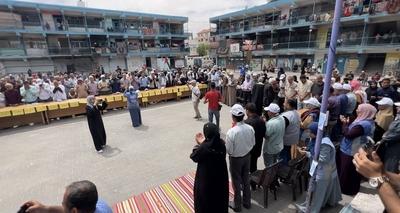 Palestinians attend an event marking the 77th anniversary of the Nakba at Al-Jaouni School, which houses displaced persons-stock-foto