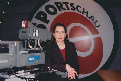 Anne Will vor dem Sportschau Logo und Studiokamera im Anschnitt Sie war die 1. Moderatorin der ARD Sportschau im Jahre-stock-photo