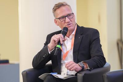 G?nter W?ltermann, Vorstandsvorsitzender AOK Rheinland/Hamburg bei einer Diskussion zur elektronischen Patientenakte ePA w?hrend des Gesundheitskongresses des Westens im K?lner G?rzenich *** G?nter W?ltermann, CEO of AOK Rheinland/Hamburg during a discussion at the Health Congress of the West in Cologne's G?rzenich-stock-foto