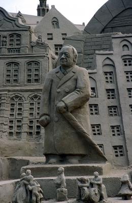 Bildnummer: 50113237  Datum: 16.07.2002  Copyright: imago/NiehoffThomas Mann und Buddenbrookhaus als Sandskulptur auf dem 1. Deutschen Sandskulpturenfestival Sand World in Travem?nde, Objekte; 2002,  Priwall-Strand, Priwallstrand, Sandworld, Sandskulpturen-Festival, Sandskulptur, Festivals,, Skulpturen, Skulptur, Skulpturenpark, Deutsches, Sandburg, Sandburgen, Buddenbrook-Haus, Denkmal, Denkm?ler; , hoch, Kbdia, Totale, Bildhauerei, Kunst, Deutschland, Reisen, Schleswig Holstein, ohne, Ohne-stock-photo