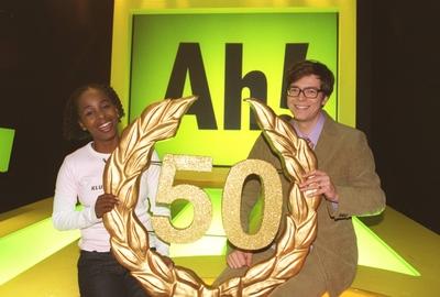 Bildnummer: 56919104  Datum: 16.04.2002  Copyright: imago/teutopressRalph Caspers und Shary Reeves in Wissen macht Ah! (ARD) 04/02 pp Mann TV-Moderator Moderation TV Fernsehen Sendung Show Wissen macht Ah! ARD Wissensshow Wissenssendung Wissensmagazin Magazin Wissen f?r Kinder und Jugendliche stehend Studio Kulisse Dekoration dunkel halb quer l?chelnd posierend Kranz haltend Zahl 50 f?nfzig f?nfzigste Sendung am 09.06.2002 50.ste im Hintergrund Bildschirm Monitor Logo Schrift Schriftzug Ah! Fototermin Wissen macht Ah! (ARD) am 16.04.2002 in K?ln (exklusiv) People x0x xkg 2002 quer Aufmacher  56919104 Date 16 04 2002 Copyright Imago  Ralph Caspers and Shary Reeves in Knowledge makes AH ARD 04 02 PP Man TV presenter Moderation TV Television Consignment Show Knowledge makes AH ARD Quiz show   Magazine Knowledge for Children and youngsters standing Studio Backdrop Decoration dark half horizontal smiling posing Kranz holding Number 50 Fifty fiftieth Consignment at 09 06 2002 50 Ste in Background Screen Monitor emblem Font emblem AH Photo call Knowledge makes AH ARD at 16 04 2002 in Cologne exclusive Celebrities x0x xkg 2002 horizontal Highlight-stock-foto