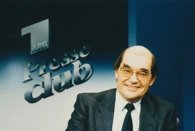 Bildnummer: 57880820  Datum: 01.05.1988  Copyright: imago/Horst GaluschkaDer Journalist Dieter Thoma vor dem Logo des ARD Presseclub im Jahre 1988 People Entertainment xmk x0x 1988 quer einzel ard Presseclub Schriftzug Logo Dieter Thoma Promi Portr?t Portrait einzeln  57880820 Date 01 05 1988 Copyright Imago Horst Galuschka the Journalist Dieter Thoma before the emblem the ARD Press Club in Years 1988 Celebrities Entertainment xmk x0x 1988 horizontal Singles ARD Press Club emblem emblem Dieter Thoma Celebrity Portrait Portrait single-stock-foto