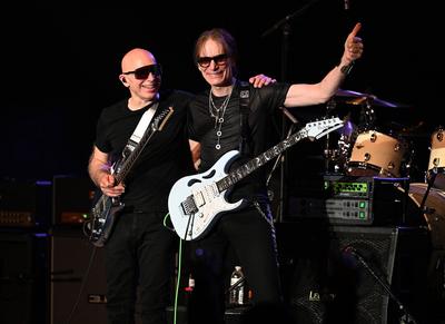 POMPANO BEACH FL - MARCH 23: Joe Satriani and Steve Vai perform during The Satch/Vai Tour at The Pompano Beach Amphithea-stock-foto
