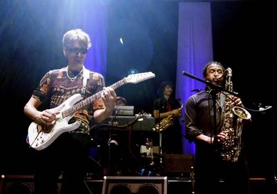 48/ Konzert: Zappa Plays Zappa, Gitarrist Steve Vai, im Berliner Tempodrom, v.l.: Gitarrist Vai und Saxofonist Napoleon-stock-photo