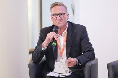 G?nter W?ltermann, Vorstandsvorsitzender AOK Rheinland/Hamburg bei einer Diskussion zur elektronischen Patientenakte ePA w?hrend des Gesundheitskongresses des Westens im K?lner G?rzenich *** G?nter W?ltermann, CEO of AOK Rheinland/Hamburg during a discussion at the Health Congress of the West in Cologne's G?rzenich-stock-foto