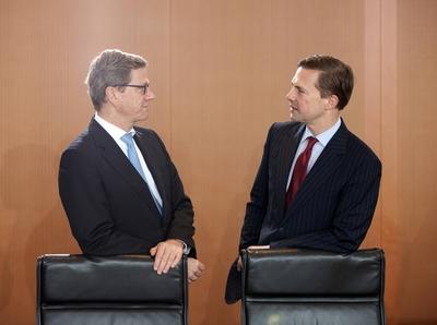 Bundesaussenminister Guido Westerwelle (l), FDP, und Steffen Seibert, Regierungssprecher, vor Beginn einer Kabinettssit-stock-foto