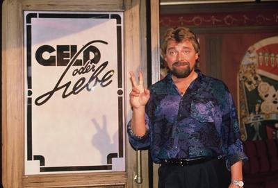 Bildnummer: 58323863  Datum: 05.11.1989  Copyright: imago/Horst GaluschkaDer Moderator J?rgen von der Lippe posiert vor dem Logo der ARD Show Geld oder Liebe am 05.11.1989 in K?ln Entertainment People xcb x0x 1989 quer einzel Moderator Posen Geld oder Liebe Show Schriftzug Logo J?rgen von der Lippe einzeln  58323863 Date 05 11 1989 Copyright Imago Horst  the presenter J?rgen from the Lip posing before the emblem the ARD Show Money Or Love at 05 11 1989 in Cologne Entertainment Celebrities  x0x 1989 horizontal Singles presenter Poznan Money Or Love Show emblem emblem J?rgen from the Lip single-stock-photo