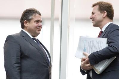 Steffen Seibert, Regierungssprecher, R., und Sigmar Gabriel, SPD, Vizekanzler und Bundesminister fuer Wirtschaft und En-stock-foto
