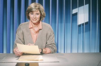 Bildnummer: 58108503  Datum: 01.02.1987  Copyright: imago/teutopressEllen Arnhold (Moderatorin) 02/87 dar Ellen Arnhold im Studio der ARD-Tagesschau im Februar 1987 Deutschland deutsche Frau Moderation Fernsehmoderatorin Fernsehmoderation Nachrichtensprecherin Nachrichten Sprecherin ARD Tagesschau Fernsehen TV Kulisse Fernsehstudio TV-Studio Nachrichtensendung Germany german host presenter news quer halb sitzend l?chelnd ablesend Schreibtisch Tisch Logo exklusiv exklusiver Fototermin Entertainment People xcb x0x 1987 quer  58108503 Date 01 02 1987 Copyright Imago  Ellen Arnhold Presenter 02 87 dar Ellen Arnhold in Studio the ARD Daily review in February 1987 Germany German Woman Moderation TV presenter Fernsehmoderation News spokeswoman Messages Advocate ARD Daily review Television TV Backdrop Television TV Studio Newscast Germany German Host Presenter News horizontal half seated smiling reading off Desk Table emblem exclusive exclusive Photo call Entertainment Celebrities  x0x 1987 horizontal-stock-foto