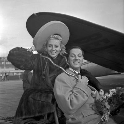 Der deutsche Schauspieler Boy Gobert holt die S?ngerin am Flughafen Hamburg ab Deutschland 1950er J-stock-photo