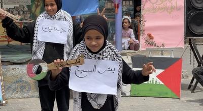 Palestinians attend an event marking the 77th anniversary of the Nakba at Al-Jaouni School, which houses displaced persons-stock-foto