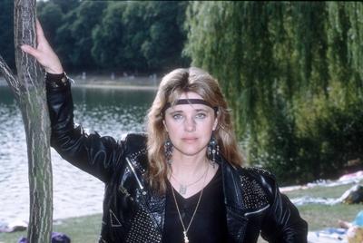 Bildnummer: 58307270  Datum: 01.07.1991  Copyright: imago/teutopressSuzi Quatro 07/91 nou Frau Musik Pop Gesang blond langhaarig quer halb stehend drau?en Stirnband Schmuck leger angelehnt Baum People x0x xsk 1991 quer Aufmacher  58307270 Date 01 07 1991 Copyright Imago  Suzi Quatro 07 91 Nou Woman Music Pop Singing blond long haied horizontal half standing outside Headband Jewellery casual relationship Tree Celebrities x0x xSK 1991 horizontal Highlight-stock-foto
