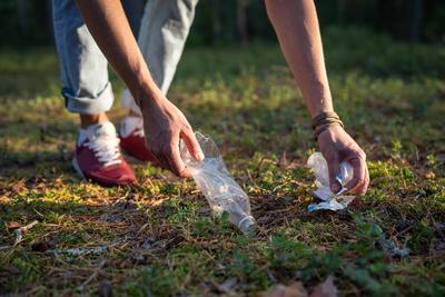 Mann sammelt Plastikflasche Papierabfall M?ll im Herbst Wald, Umweltschutz.-stock-photo