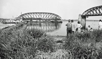 Archivfoto aus dem Juli 1978 von der D?mitzer Eisenbahnbr?cke. Die fast einen Kilometer lange Elbquerung wurde 1870 - 18-stock-foto