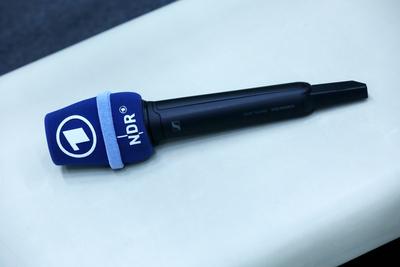 Mikrofon des NDR (Norddeutscher Rundfunk/Fernsehnetzwerk) aufgenommen im Fernsehstudio in Berlin-Adlershof. Der NDR ents-stock-foto