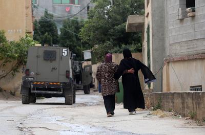 Israeli military vehicles and bulldozers surround a Palestinian house in the town of Tammun during an Israeli army raid in Tubas-stock-foto