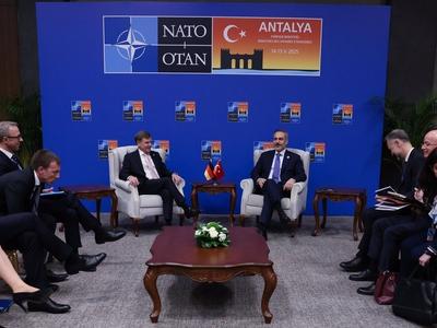 Turkish Foreign Minister Hakan Fidan meets with German Federal Foreign Minister Johann Wadephul on the sidelines of the informal meeting of NATO-stock-foto
