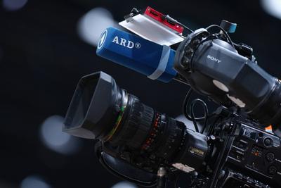 Symbolfoto und Themenbild ARD Symbolbild des oeffentlich Rechtlichen TV und Fernsehsender ARD mit einem Mikrofon und TV-stock-foto