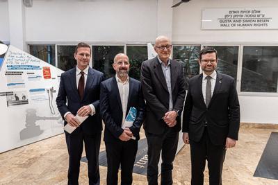Deutscher Botschafter in Israel, Steffen Seibert, Yishai Blank, Dean Faculty of Law Tel Aviv University und Bundesjustiz-stock-foto