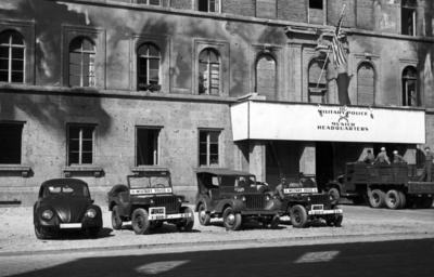 Nachkriegszeit in München Eingang zum Hauptquartier der amerikanischen Militärpolizei am Odeonsplatz, Ludwigstraße in Mü-stock-photo