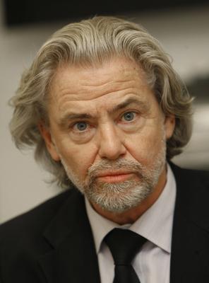 Hermann Buehlbecker, Inhaber und Geschaeftsfuerer der Aachener Printen- und Schokoladenfabrik Henry Lambertz posiert am-stock-foto
