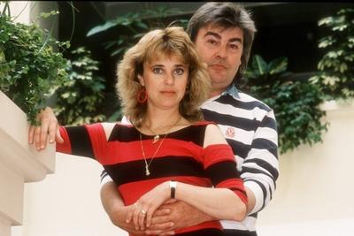 Bildnummer: 58307140  Datum: 01.07.1988  Copyright: imago/teutopressSuzi Quatro mit Ehemann Glen 07/88 h?r Frau Musik Pop Gesang blond quer halb stehend leger drau?en umarmend neutral People x0x xsk 1988 quer  58307140 Date 01 07 1988 Copyright Imago  Suzi Quatro with Husband Glen 07 88 hearing Woman Music Pop Singing blond horizontal half standing casual outside embracing neutral Celebrities x0x xSK 1988 horizontal-stock-foto