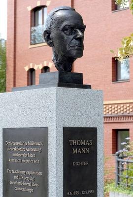 Bildnummer: 51965336  Datum: 09.07.2007  Copyright: imago/PEMAXB?ste von Schriftsteller Thomas Mann in Berlin-Tiergarten, Objekte; 2007, Berlin-Tiergarten, Skulptur, Skulpturen, Statue, Statuen, B?ste, B?sten, Schriftzug; , hoch, Kbdig, Einzelbild, Literatur, Kunst, Denkm?ler, Deutschland,  ,-stock-photo