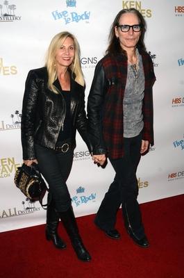 HOLLYWOOD, CA - NOVEMBER 8: Pia Maiocco, Steve Vai at the Pop-Up Art Show by Billy Morrison and Steve Stevens at Ken Pa-stock-foto