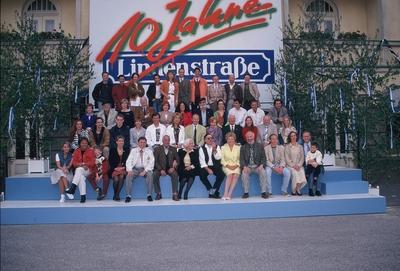 Das gesamte Ensemble der Lindenstra?e mit Erfinder Hans W. Geissend?rfer (m, mit M?tze). Die Lindenstra?e feiert 1995 g-stock-photo