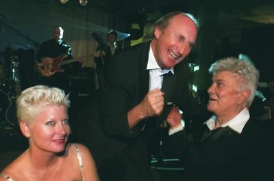 Bildnummer: 56951531  Datum: 04.02.2004  Copyright: imago/teutopressTony Curtis (re.) mit Ehefrau Jill und Otto Waalkes (Mi.) 02/04 urb Mann Schauspiel Schauspieler Film Amerika Hollywood USA Komik Komiker grauhaarig kurzhaarig seri?s festlich Anzug sitzend halb quer l?chelnd Saal Feier Preistr?ger Ehrenpreis Grimasse Gestik gestikulierend Fototermin Verleihung 39. Goldene Kamera am 04.02.2004 im Konzerthaus am Gendarmenmarkt in Berlin People x0x xkg 2004 quer  56951531 Date 04 02 2004 Copyright Imago  Tony Curtis right with Wife Jill and Otto Waalkes Mi 02 04 URB Man Acting Actor Film America Hollywood USA comic Comedians grauhaarig short seriously festive Suit seated half horizontal smiling Room Celebrations Prize winners Honour Award Grimace Gesture gesticulating Photo call award Ceremony 39 Golden Camera at 04 02 2004 in Konzerthaus at Gendarmenmarkt in Berlin Celebrities x0x xkg 2004 horizontal-stock-foto