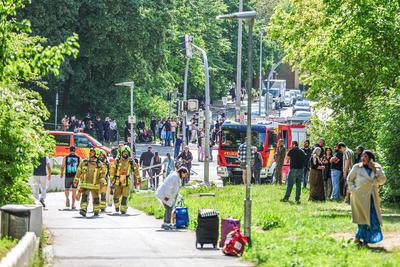 Feuer auf Hochhausdach im neunten Obergeschoss - Bewohner evakuiert-stock-foto