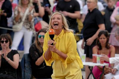 ZDF - Fernsehgarten Moderatorin Andrea Kiewel in der Unterhaltungsshow ZDF Fernsehgarten am 02.07.2023 in Mainz. Mainz Z-stock-foto