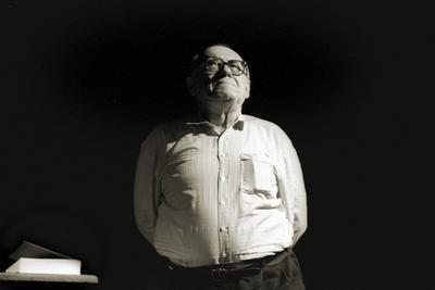 Bildnummer: 54453910  Datum: 02.07.1992  Copyright: imago/gezettDeutsches Theater / Kammerspiele Ernst JANDL, Wien,?sterreich 1.8.1925 - 9.6.2000 Der Poet Ernst Jandl 1992 in Berlin. im Deutsches Theater / Kammerspiele zum  ? LANGER SAMSTAG DER AUTOREN ? kultur people literatur kbdig xo0x 1992 quer Schriftsteller literatur Autor Portrait Persoenlichkeit Author writing writer Culture Kulture Dichter Poet  o0 sw, Portr?tBildnummer 54453910 Date 02 07 1992 Copyright Imago  German Theatre Kammerspiele Ernst Jandl Vienna Austria 1 8 1925 9 6 2000 the Poet Ernst Jandl 1992 in Berlin in German Theatre Kammerspiele to  longer Saturday the Authors  Culture Celebrities Literature Kbdig xo0x 1992 horizontal Writer Literature Author Portrait Personality author Writing Writer Culture Kulture Poet Poet o0 black and white Portrait-stock-foto