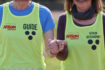 Laufguideausbildung fuer sehbeeintraechtigte und blinde Menschen. In M?lheim an der Ruhr werden erstmals Laufguides fuer-stock-foto