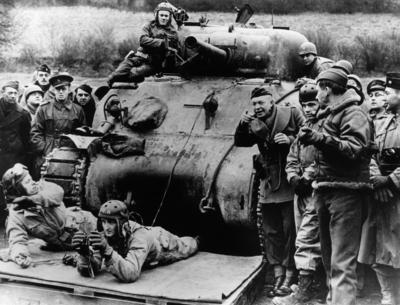 IMAGO History, Zweiter Weltkrieg: 1939 - 1945 General Eisenhower and Air Chief Marshal Tedder with US tank crew during D-stock-photo