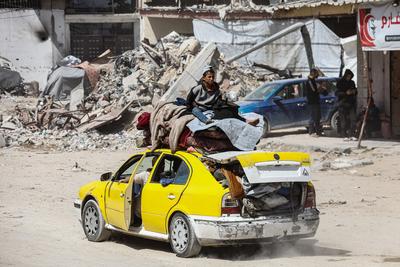 Palestinians carry their belongings as they flee Gaza City-stock-foto