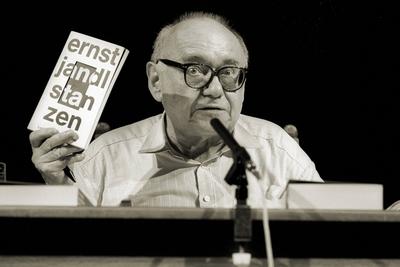 Deutsches Theater / Kammerspiele Ernst JANDL, Wien,?sterreich 1.8.1925 - 9.6.2000 Der Poet Ernst Jandl 1992 in Berlin.-stock-foto