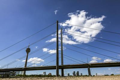 Rhein hat Niedrigwasser, gro?e Fl?chen des Flusses liegen trocken, Blick auf die Rheinkniebr?cke und den Rheinturm - D?s-stock-foto