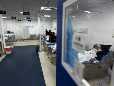 Cancer patients receive treatment at the European Hospital in Khan Yunis-stock-foto