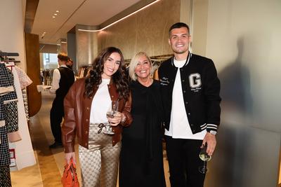 APROPOS SUMMER VIBES mit BRABUS - Fusball Star Granit Xhaka (Bayer Leverkusen) mit Store Leiterin Gina Bretag (m.) und s-stock-photo