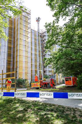 Feuer auf Hochhausdach im neunten Obergeschoss - Bewohner evakuiert-stock-foto