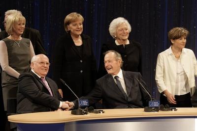 Mauerfall und Wiedervereinigung Michail Gorbatschow und dessen Tochter Irina, Bundeskanzlerin Angela Merkel, Ex-US Prae-stock-photo