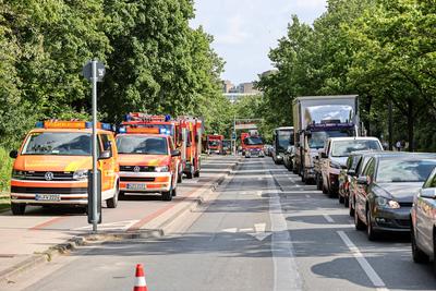 Feuer auf Hochhausdach im neunten Obergeschoss - Bewohner evakuiert-stock-foto