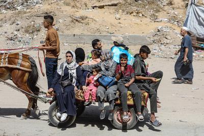Palestinians carry their belongings as they flee Gaza City-stock-foto
