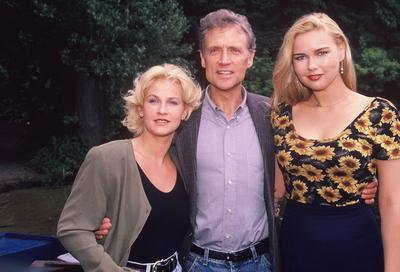 Die Schauspieler Petra Kleinert, Robert Atzorn Veronica Ferres posieren ca. 1994 bei den Dreharbeiten zur Serie Unser Le-stock-foto